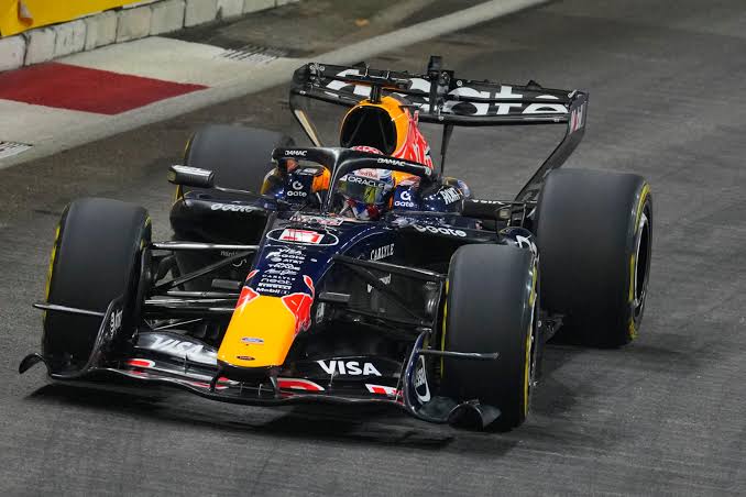 Verstappen se queda con la pole para el sprint en Singapur