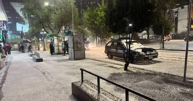 Granizada en La Paz causa trastornos y daños en una escuela