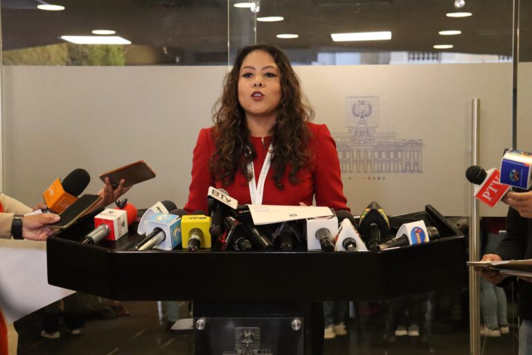 Denuncian salarios elevados en el sector público