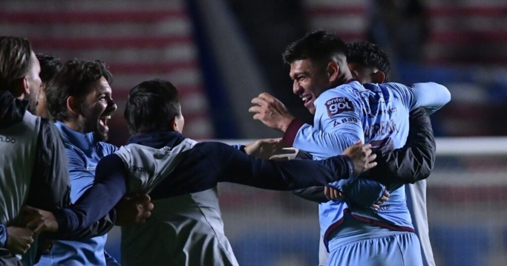 Bolívar logra un apretado triunfo 2-1 ante FC Universitario