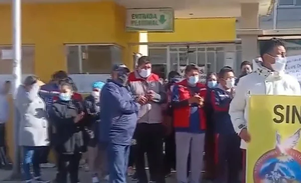 Protestan en El Alto por despido de 15 trabajadores del Hospital del Norte