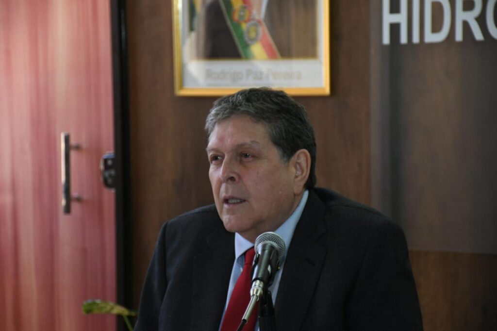 Escasez de gasolina en La Paz: Ministro atribuye filas a especulación y acopio ilegal