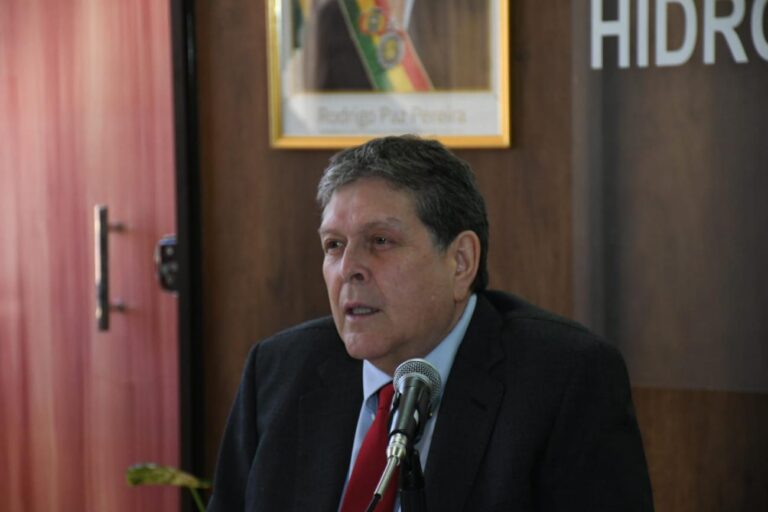 Escasez de gasolina en La Paz: Ministro atribuye filas a especulación y acopio ilegal