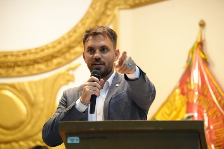 Investigan al exministro Del Castillo por vínculos con el narcotráfico