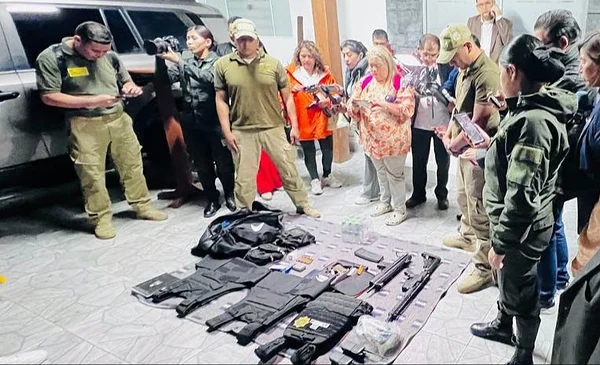 Investigación por armas encontradas en vehículos de la Fiscalía