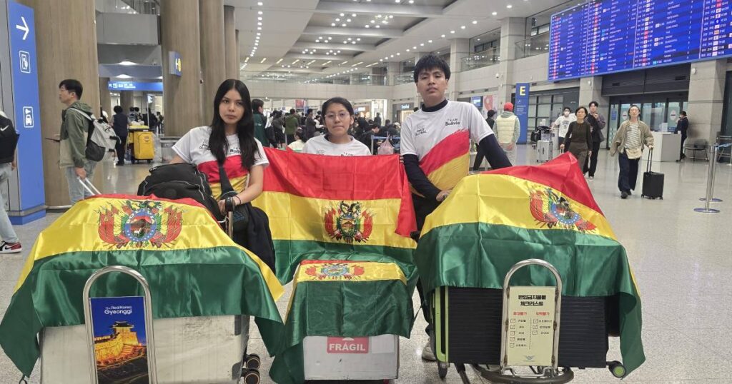 La selección boliviana de robótica ya se encuentra en Corea del Sur para el First Global Challenge 2026