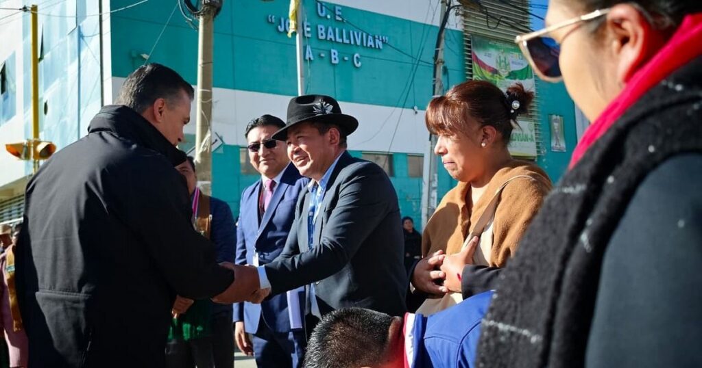 Viacha reanuda clases presenciales un mes después de la tragedia
