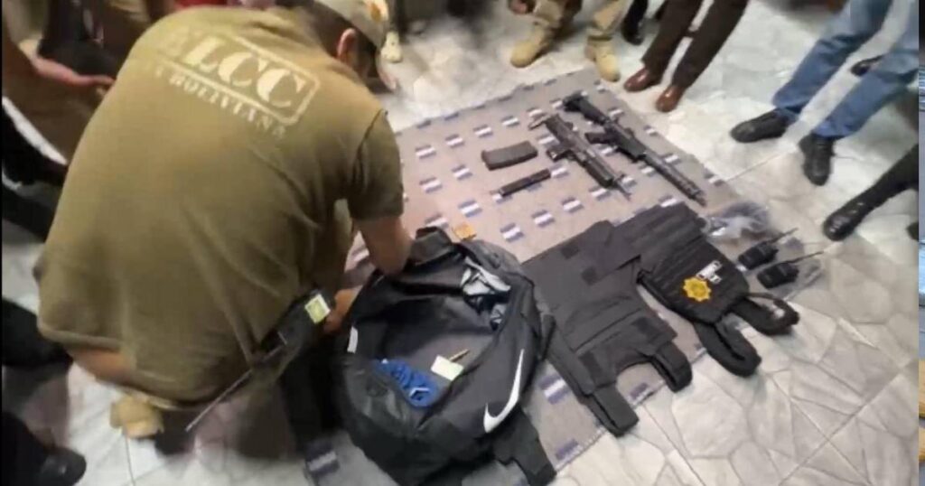 Armamento y municiones encontrados en vehículo del Ministerio Público