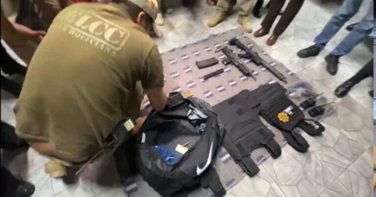 Armamento y municiones encontrados en vehículo del Ministerio Público