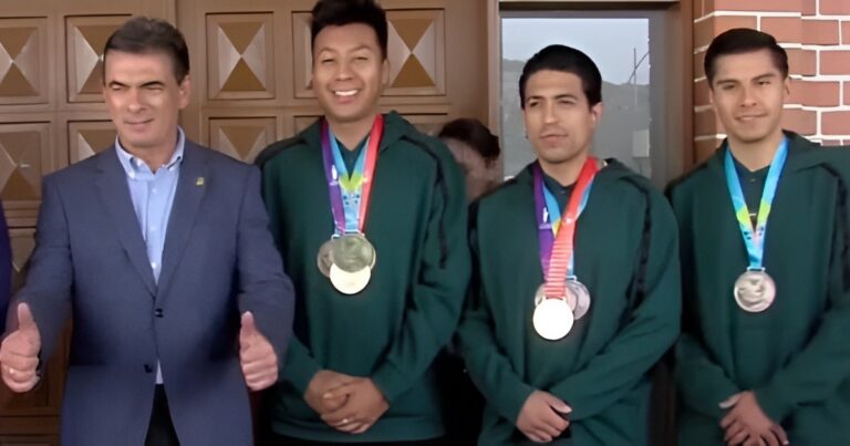 Rodrigo Paz se reunió con los campeones del Mundial Open de Ráquetbol