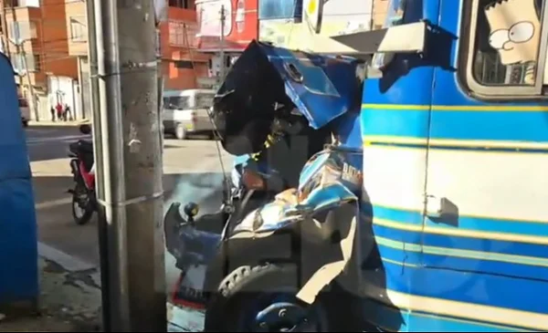 Accidente de micro en La Paz causa daños a un kiosco