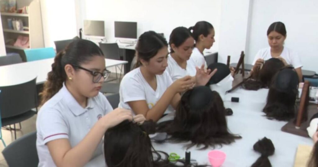 ‘Trenzando sonrisas’: estudiantes crean pelucas para mujeres y niñas con cáncer