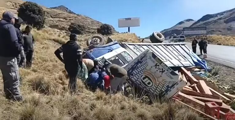Accidente de camión con frutas y madera cerca de la represa Incachaca
