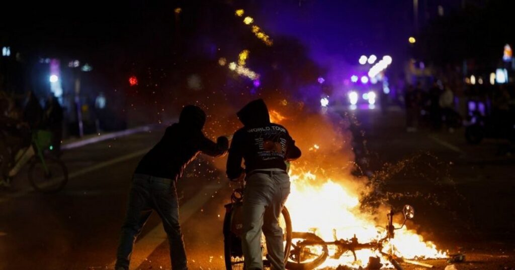 Saqueos y enfrentamientos en Barcelona tras protesta juvenil