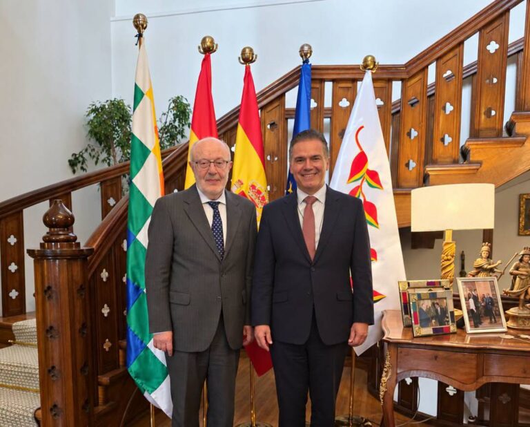 Ministro de Defensa se reúne con embajador español para explorar apoyo técnico