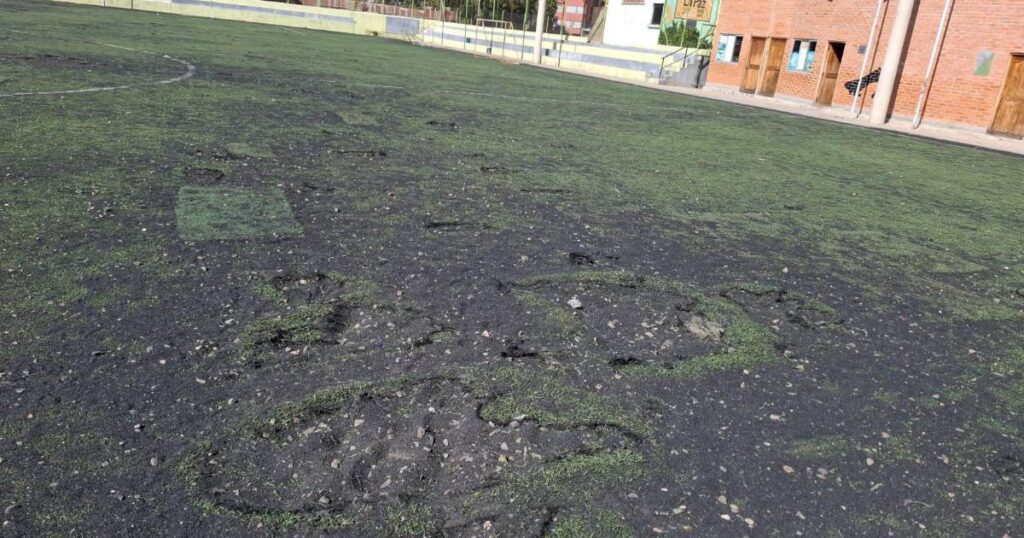 Deportistas de Alto Obrajes advierten sobre la peligrosa situación de una cancha en La Paz