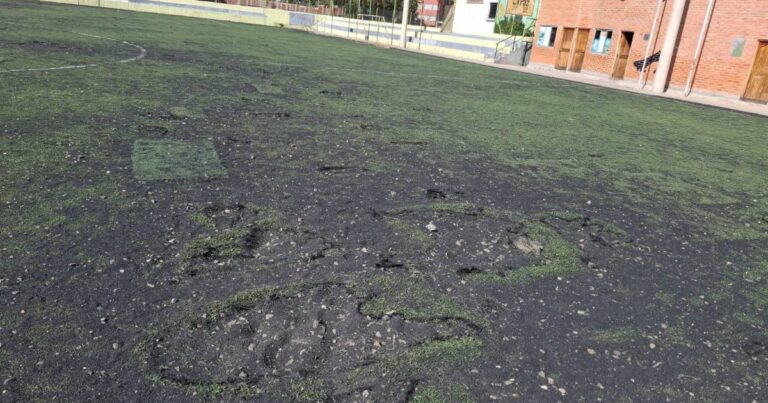 Deportistas de Alto Obrajes advierten sobre la peligrosa situación de una cancha en La Paz
