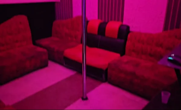 Intervención policial en discoteca clandestina de La Paz resulta en 40 detenidos