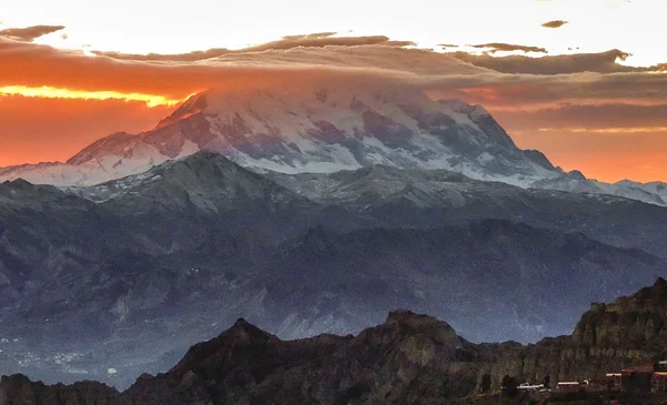 El Illimani sufre la pérdida de más de un metro de hielo por las altas temperaturas