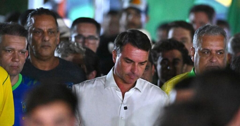 Eduardo Bolsonaro desmiente rumores sobre la fuga de su hermano Flávio