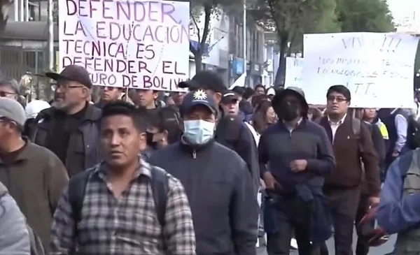 Maestros urbanos se mantienen firmes y planean nuevas movilizaciones