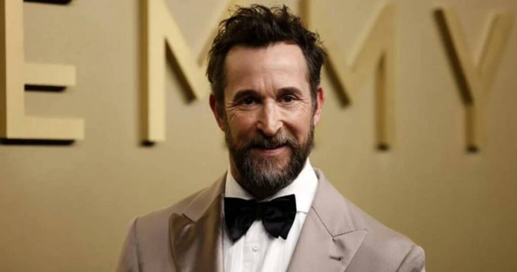 Noah Wyle es nombrado el hombre más sexy del mundo en 2026