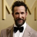 Noah Wyle es nombrado el hombre más sexy del mundo en 2026