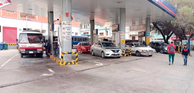 Suspensiones diarias por irregularidades en carga de gasolina en Potosí