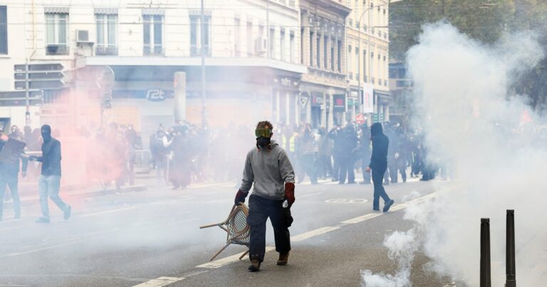 Protestas en Francia: Más de 130 detenidos en una jornada de movilizaciones masivas