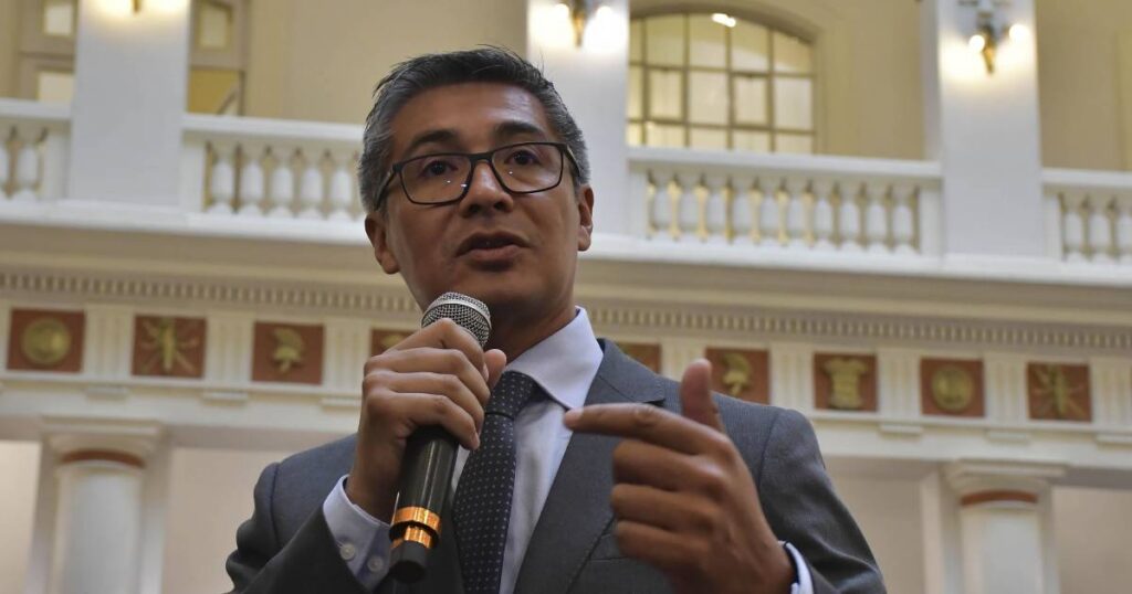 Espinoza defiende la contracción económica como parte del ordenamiento fiscal