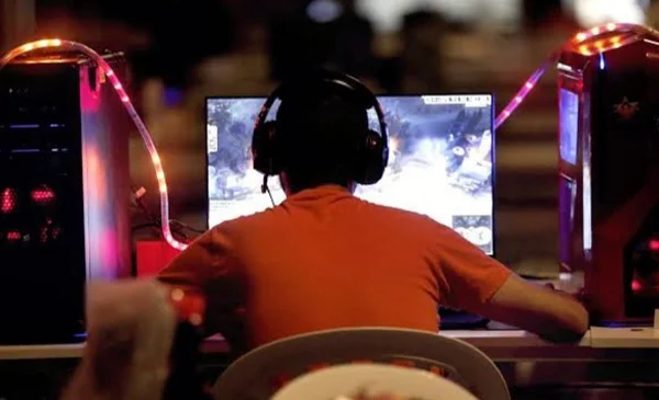 Padre impone inusual castigo a su hijo por jugar videojuegos a altas horas