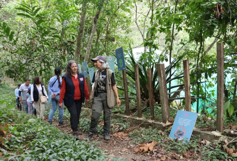 Amanda Porter, representante de EEUU, visita el refugio Senda Verde