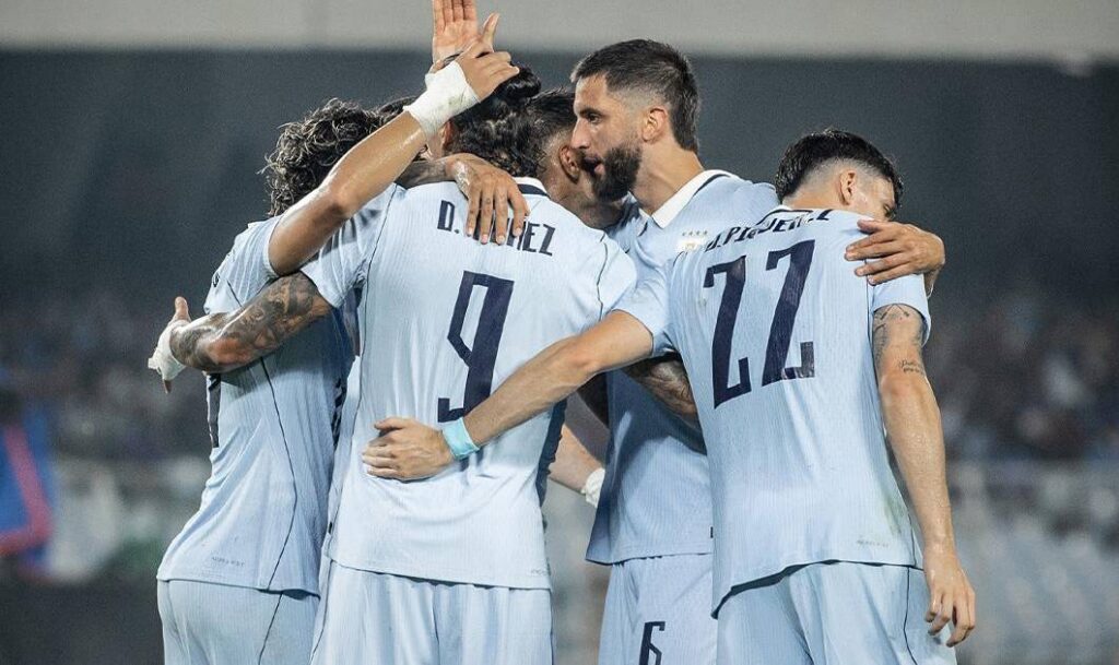 Uruguay de Forlán se despide de Asia con una contundente victoria ante India