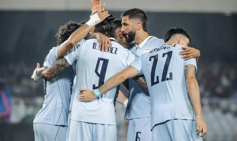 Uruguay de Forlán se despide de Asia con una contundente victoria ante India