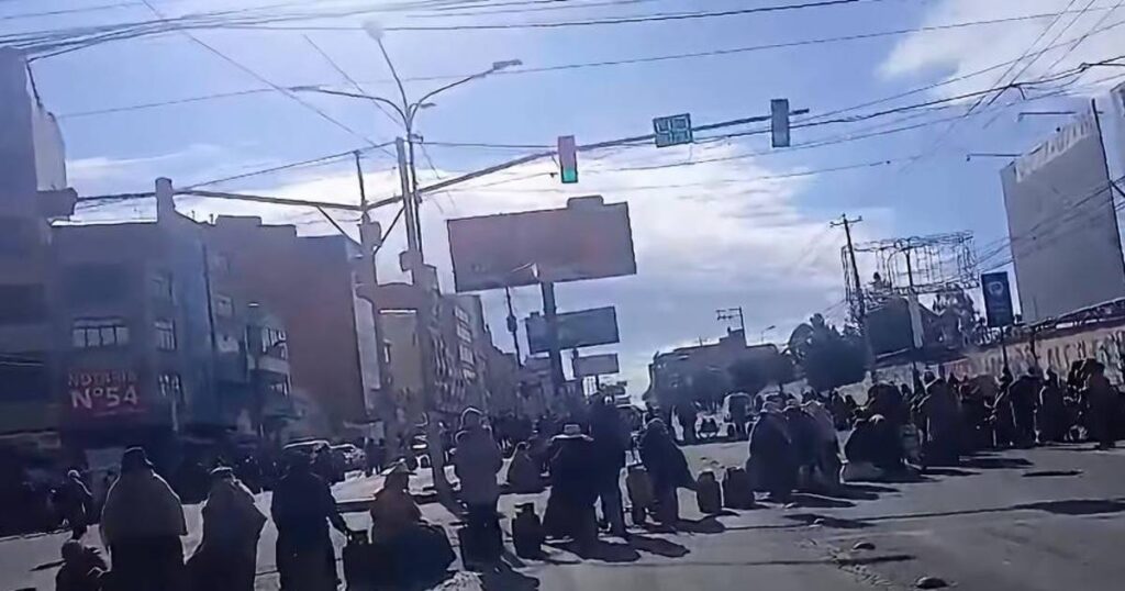 Familias de El Alto paralizan avenida para pedir gas