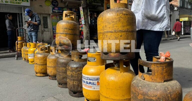 Bloqueo y largas filas por garrafas de gas en La Paz
