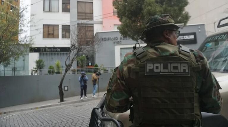 Allanamiento en la casa del exministro Del Castillo mientras continúa su búsqueda