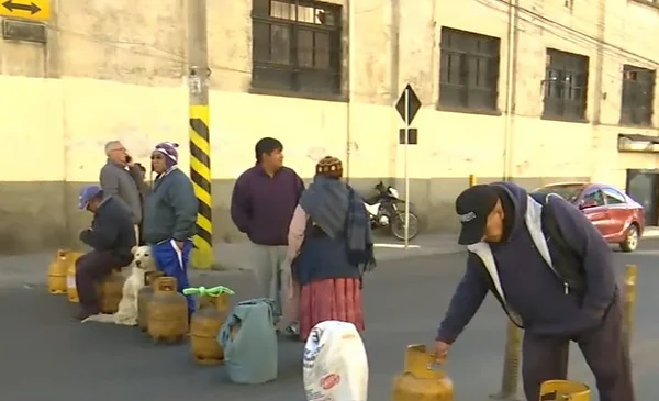 Bloqueo en avenida Sucre por crisis de GLP en La Paz