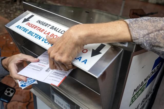 Aumento del voto anticipado en EE.UU. beneficia a demócratas un mes antes de las elecciones